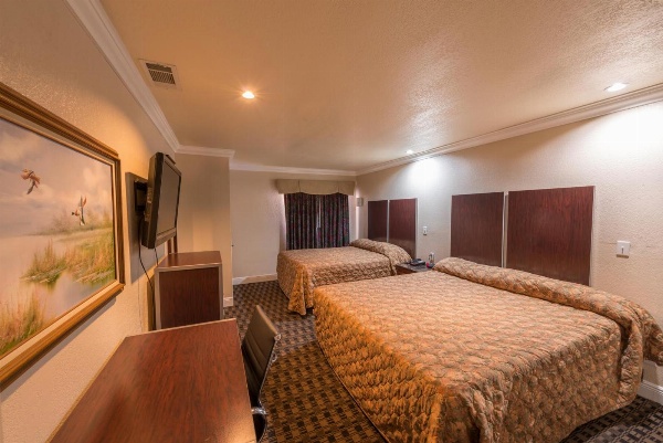 Edge Water Inn image 3