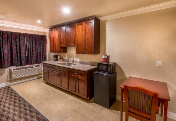 Edge Water Inn image 6