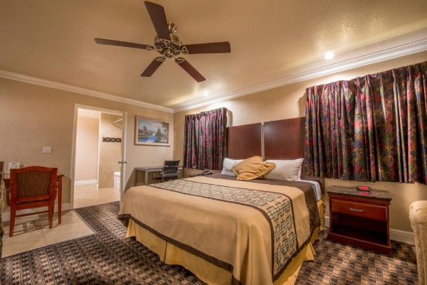 Edge Water Inn image 9